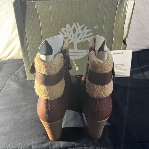 Timberland Brown Ankle Boots with Shearling Cuff - Picture 5 of 9